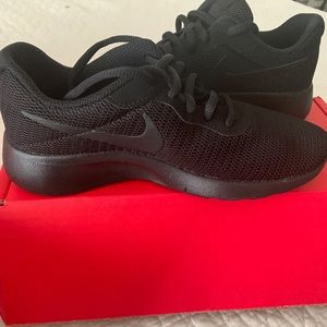 Kids size 3Y Nike black shoes